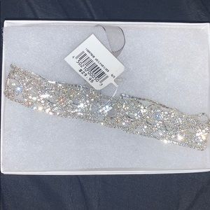 Forehead jewelry wedding headpiece.